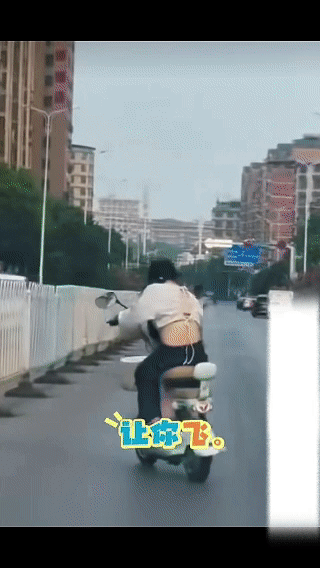 美女一边骑车一边刷抖音，还一边刷一边笑，这下终于老实了…