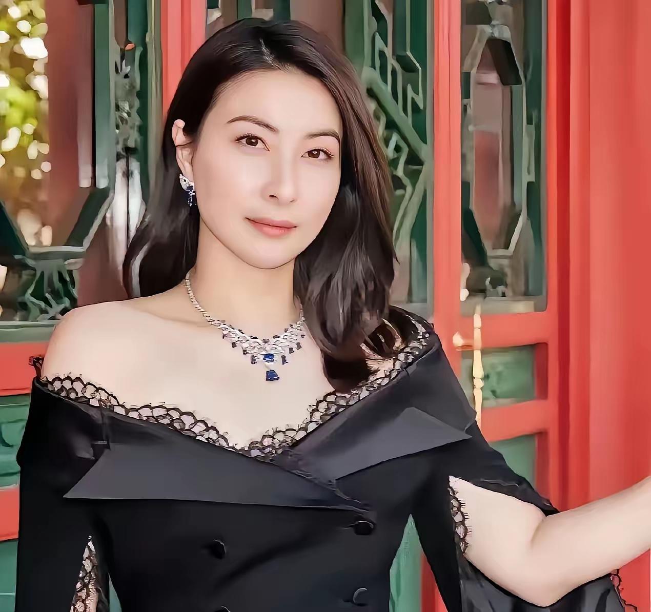 大家都还认识这位曾经家喻户晓的美女跳水运动员吗，即使现在已经四十五岁了还是这么漂