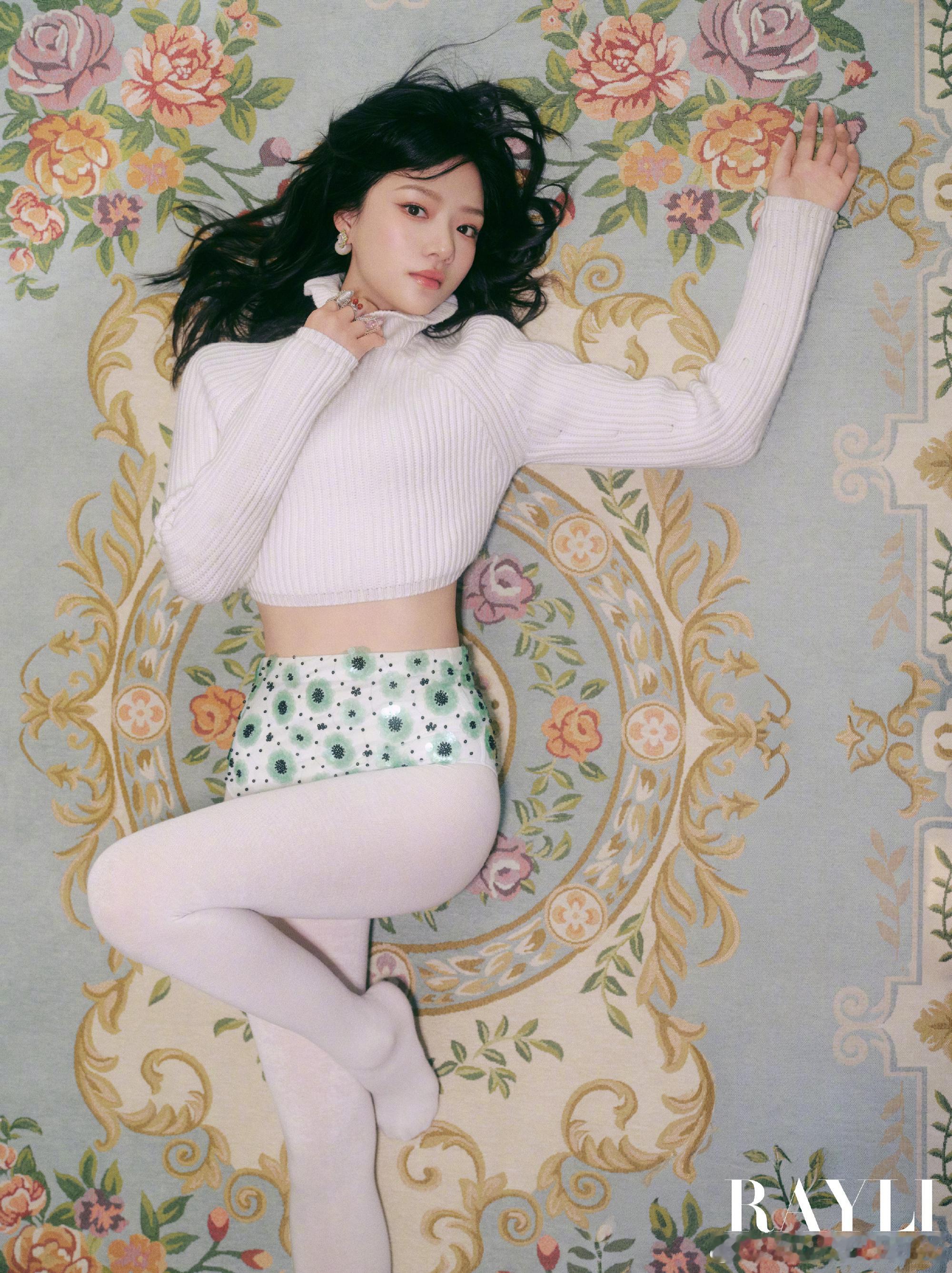 任敏回老家也得穿省服任敏最新物料：瑞丽新年封面写真