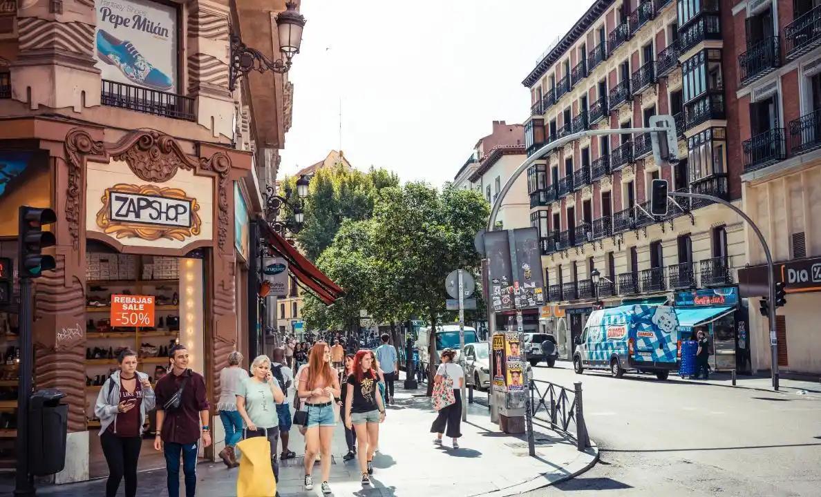 西班牙70%的国土，为什么几乎无人居住？打开西班牙人口热力图，沿海一圈亮得发