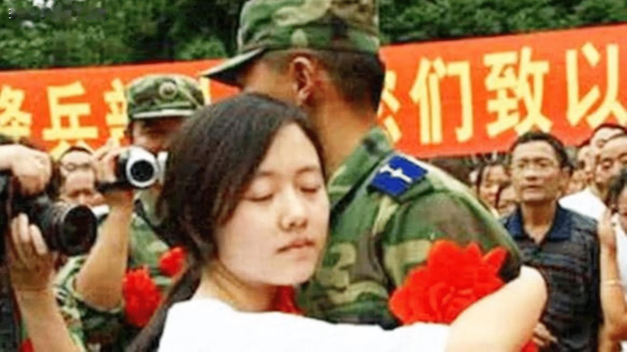 哭死！汶川被救女孩苦等12年，嫁给当年抱她出来的兵哥哥谁能想到，湖南长沙这场
