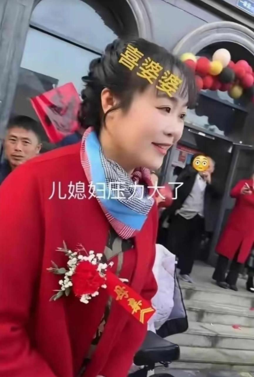 2025年10月26日,福建一位1987年出生的女子在儿子婚礼上以“喜婆婆”的身