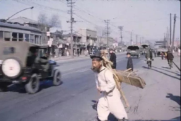 上世纪50年代的韩国街头，好好看看吧，这才是他们的传统服装。那种特别鲜艳华丽的