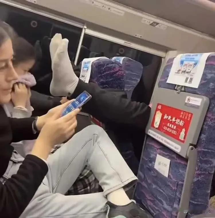 大姐高铁霸道不让调座并脱鞋熏人，下一秒，男子‘臭脚回敬’！让她当场破防！广西