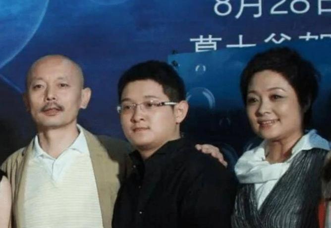 2005年，傅彪因癌症去世后，留下200万债务。冯小刚二话不说掏出200万，而葛
