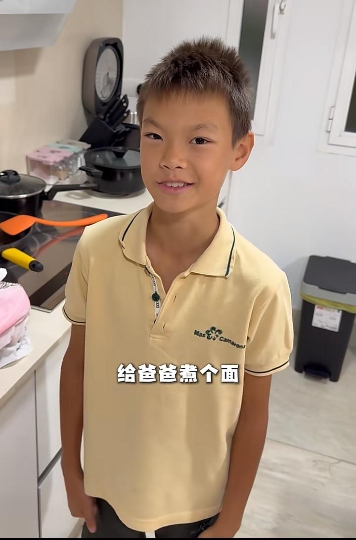 林丹今天43岁生日，儿子林小羽一大早起来就亲自给他煮了一份长寿面，并加了两个溏心