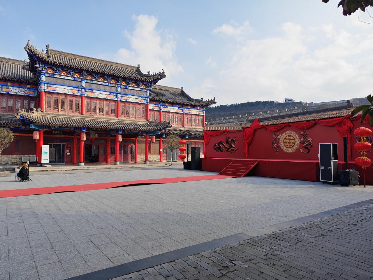 房地产发展的基础有三点：城市有不断涌入的人口红利，房市不断攀升的供求关系，不断扩