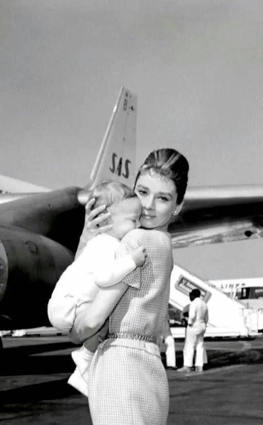 1960年，奥黛丽赫本在经历两次流产后，终于生出了第1个孩子，一家人喜极而泣。