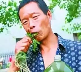 重庆巫山的龚清孝，连续34年靠吃草过日子，估算下来一共吃掉40吨青草，肉味一飘过