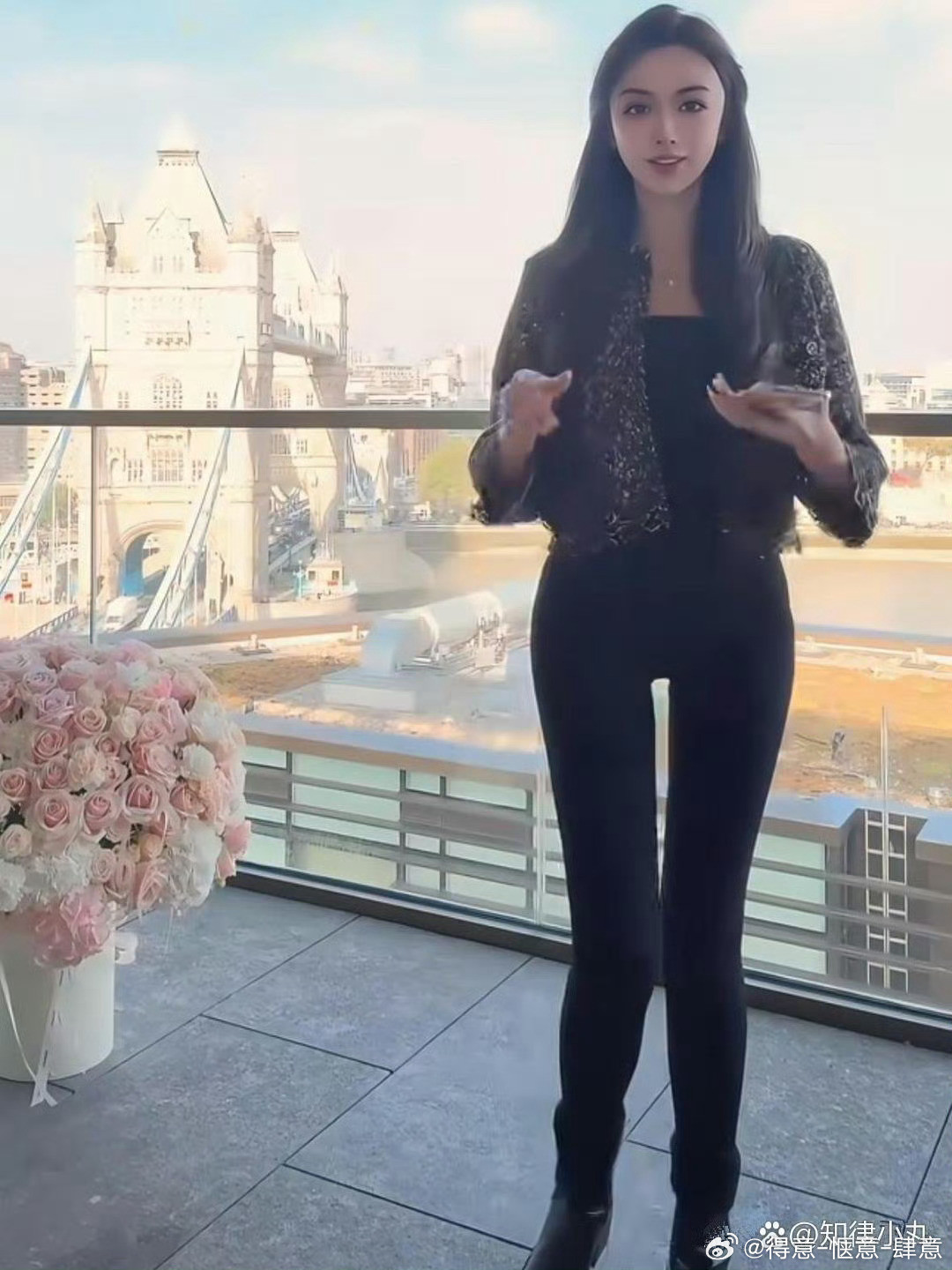 叶珂产后亮相状态亮眼，身形恢复得十分利落。每个人的产后恢复节奏各不相同，自律管理