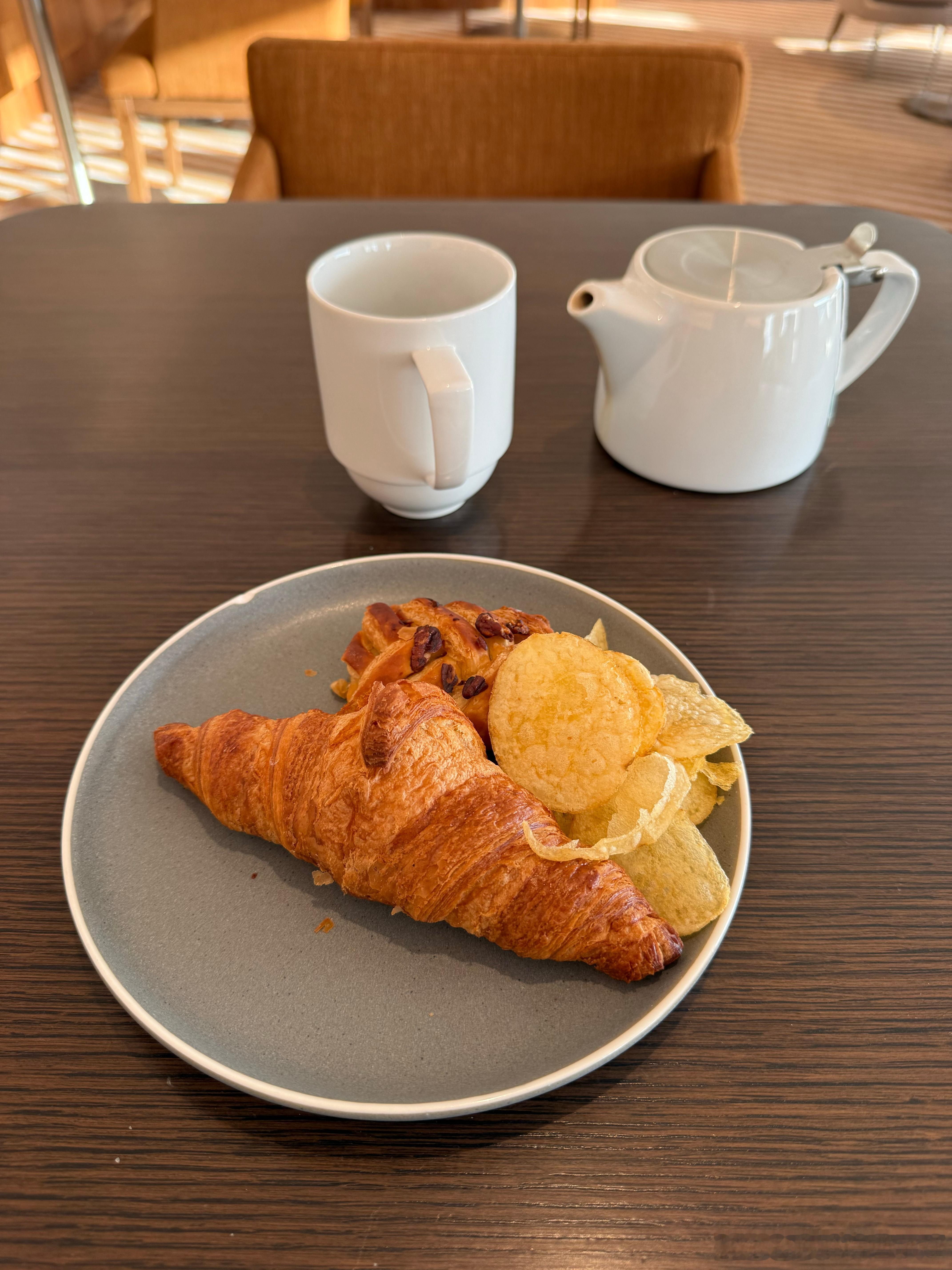 群友去国外出差的早饭。我看这些东西，血糖仪爆炸