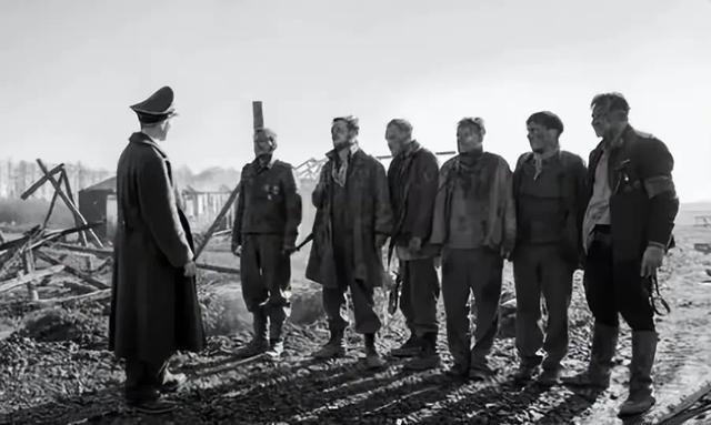 在德军战败时，很多德军宁愿成群结队跑向西线向盟军投降，也不愿意脱掉军装跑回老家。