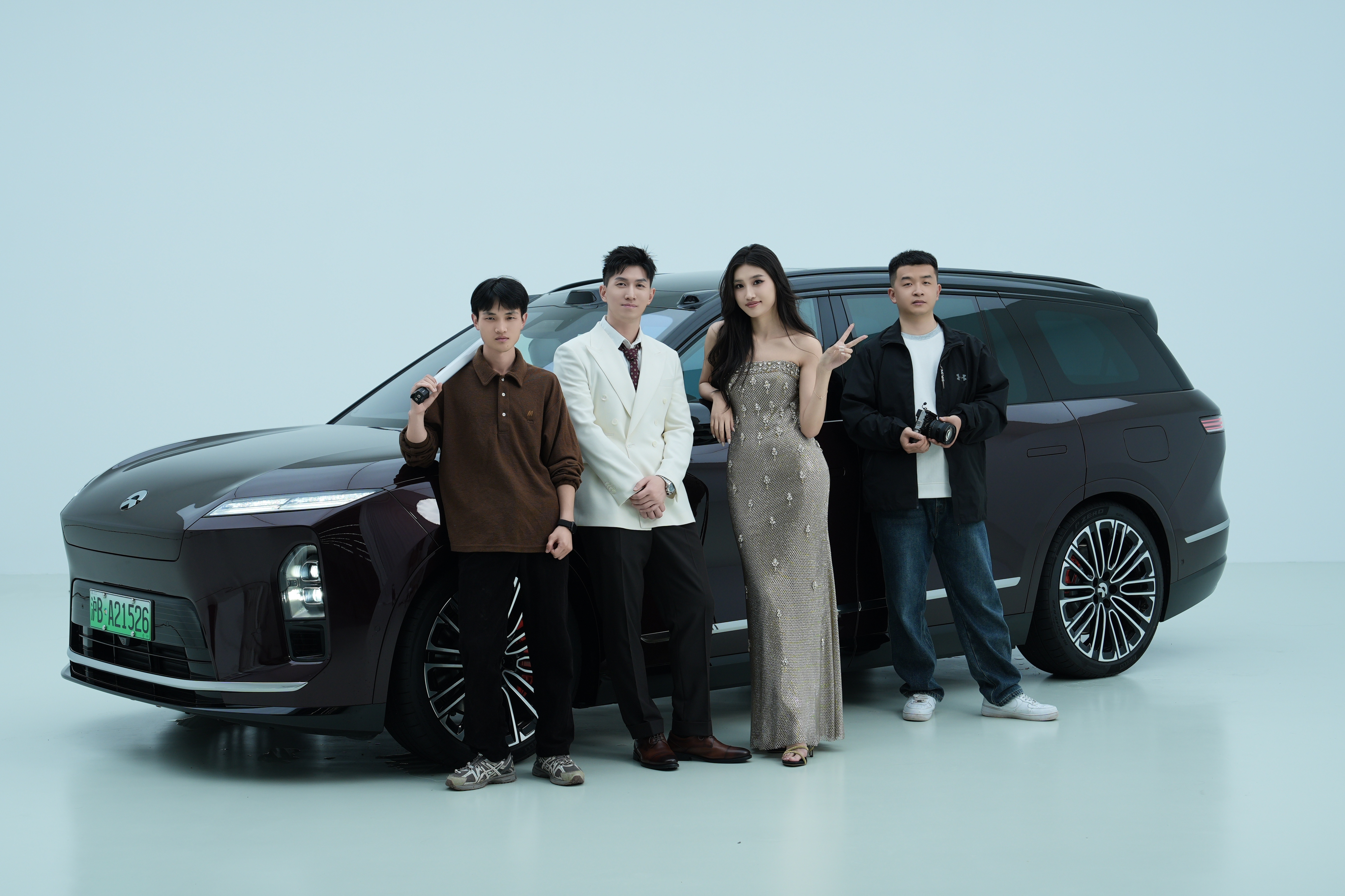 杀青了朋友们！！尝试了完全不一样的拍摄风格又挑战了我司的极限