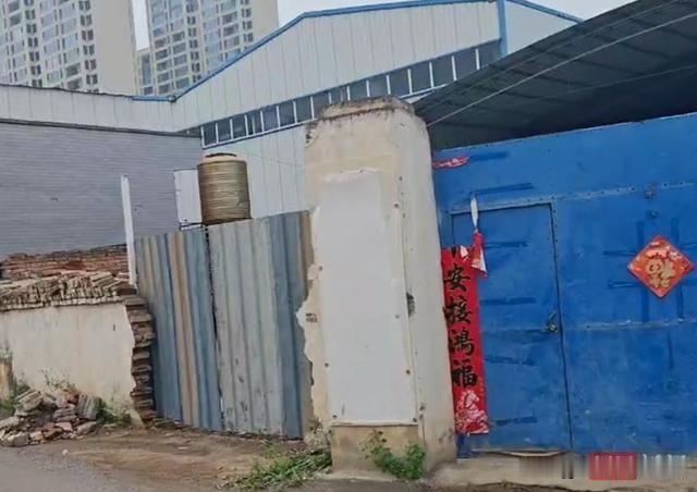 有权乱用？陕西西咸，男子在村里开了一个加工简易卫生间的小工厂。那天突然来了个便装