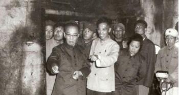 1956年，郭沫若强行打开了万历皇帝的陵墓，没曾想，随后眼前发生的一幕，打得所有