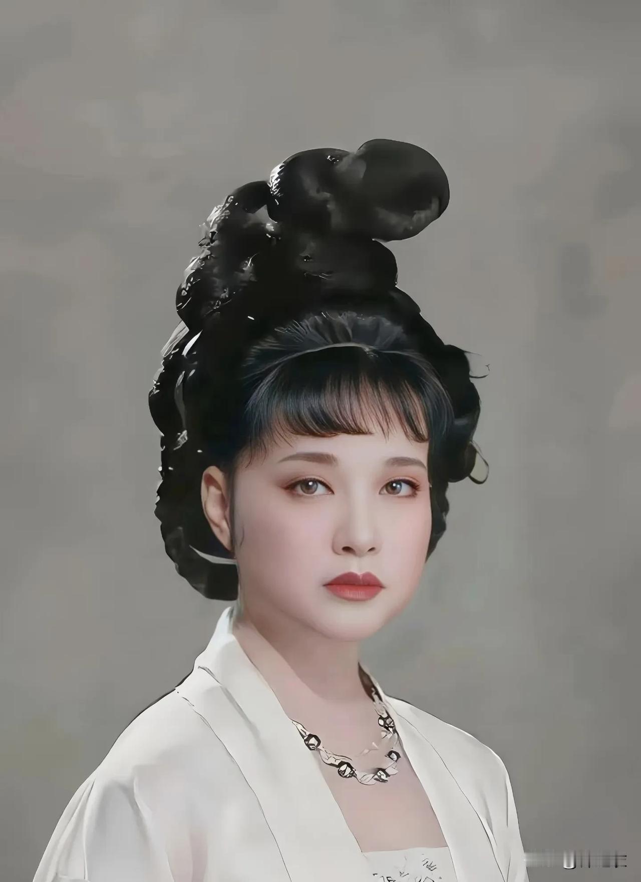 刘晓庆的花期可是真的很长呀，因为她饰演武则天的时候都已经四十几岁了吧。瞧她这