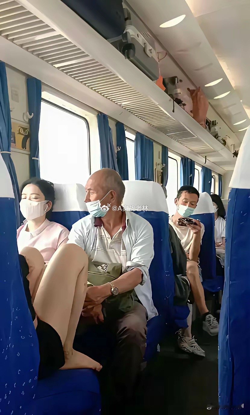 大爷这一路子得多煎熬啊，想看看怕说流氓，不看吧心里想，于是乎大爷找到列车长调位