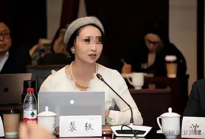 才看出来北理工裴轶是戴着一顶贝雷帽讲课的，人挺精致，可是话有点自以为是！有网