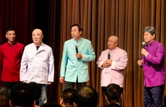5位曲艺界人士同框：我只认出了高大修伟、手持话筒的著名相声表演艺术家冯巩，身