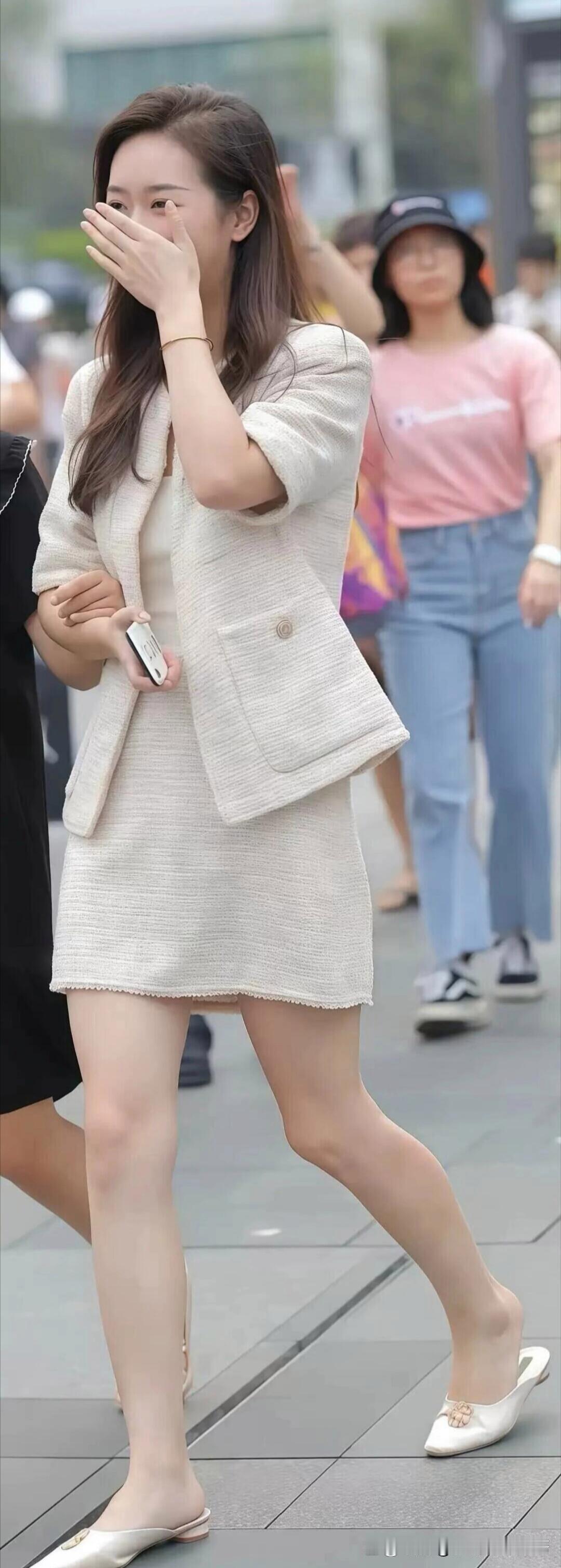 都市时尚里，白色西装外套搭配短裙，绝对是优雅利器。就像裴珠泫那套米白色西装套装，