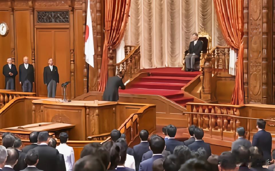 这就是天皇在日本至高无上的地位,日本天皇进入国会,全体议员起立不分政党派别无一例