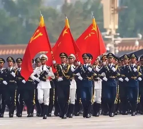 李在明不参加阅兵，还揣测中朝关系微妙，没想到金正恩突访北京阅兵，韩国直接破防！