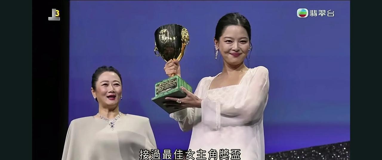 2025年，两个黑龙江姑娘火了！6月，小宋佳凭借《山花烂漫时》，拿到了白