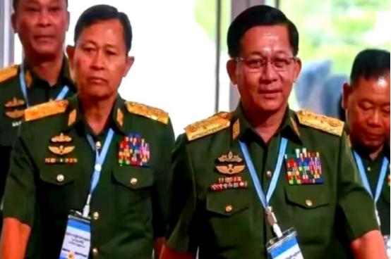 洪森直接开骂了，指着他那个48岁的儿子。“让你去美国待了10年，人脉呢？关系呢