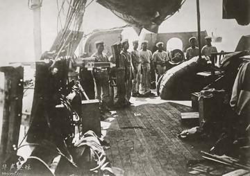 1894年5月10日，李鸿章从大沽口乘兵舰前往旅顺阅兵，入船门时，帽上的大珠莫名