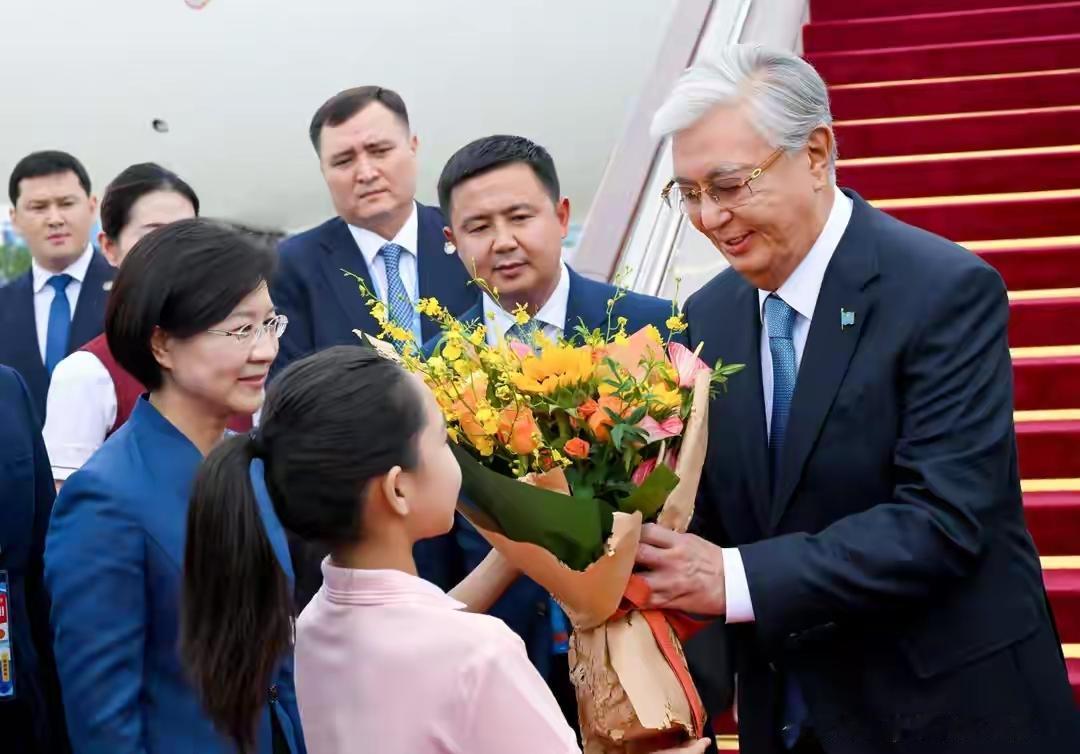 托卡耶夫刚落地中国，先为中国抗战胜利80周年道贺，还点明中国在二战的大贡献。要知