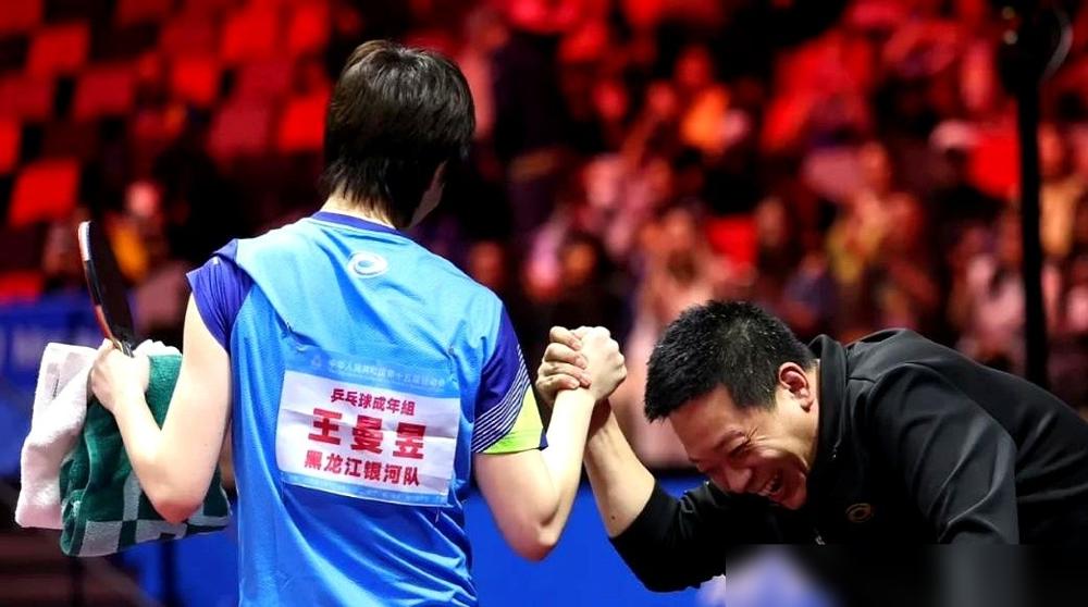 王曼昱夺冠那一刻，全场的镜头都对着她。我没看她，我死死盯着她身后那个男人，那个悄