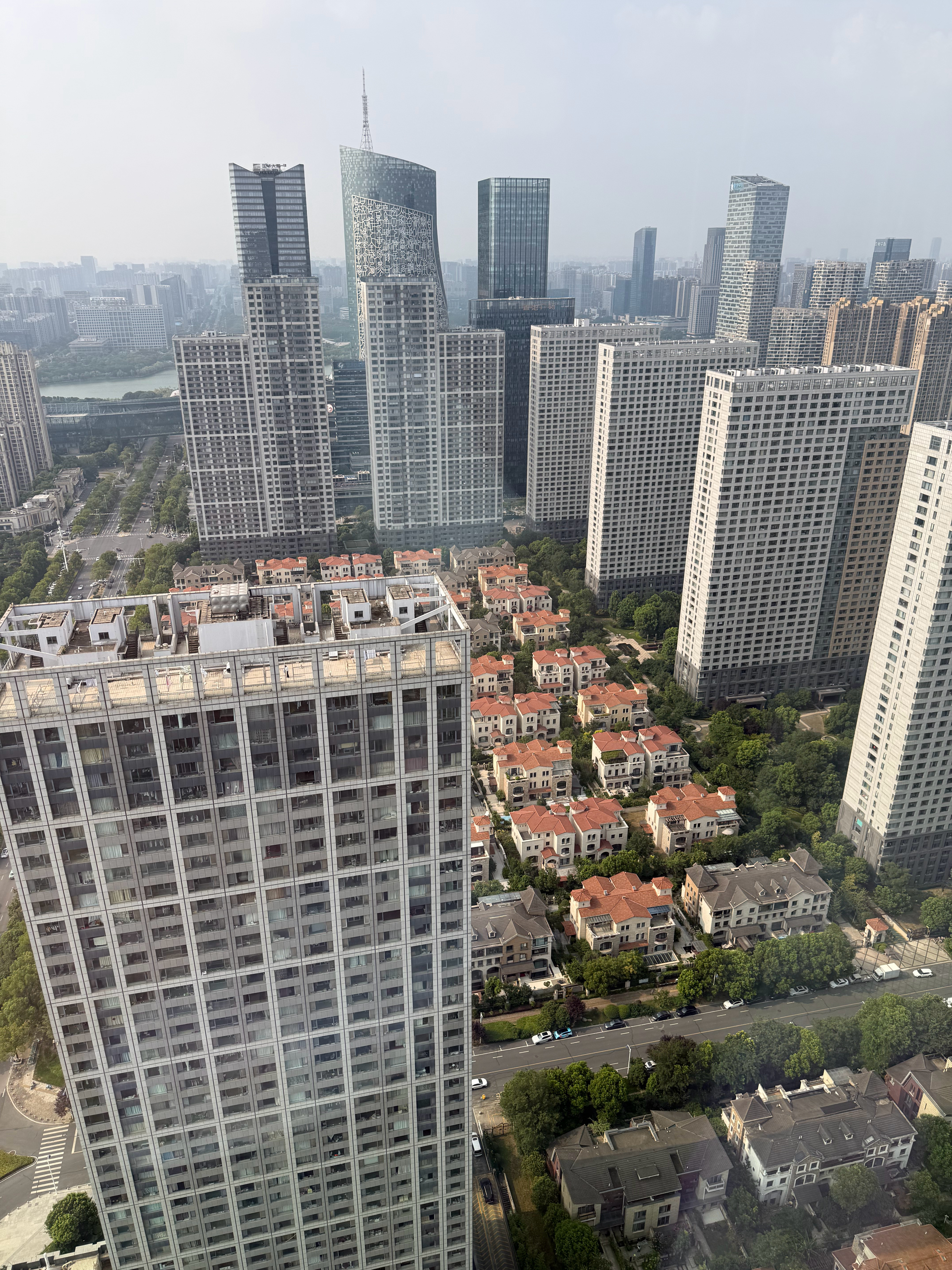 爆了爆了，合肥突然下暴雨，等会乐道L90技术发布会就在合肥的广电中心开，遇水则