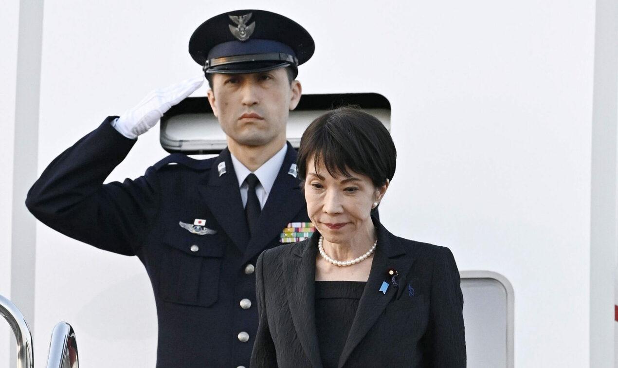 高市结束访美返回日本，一脸倦容。3月21日下午，日本首相高市早苗结束访美行程