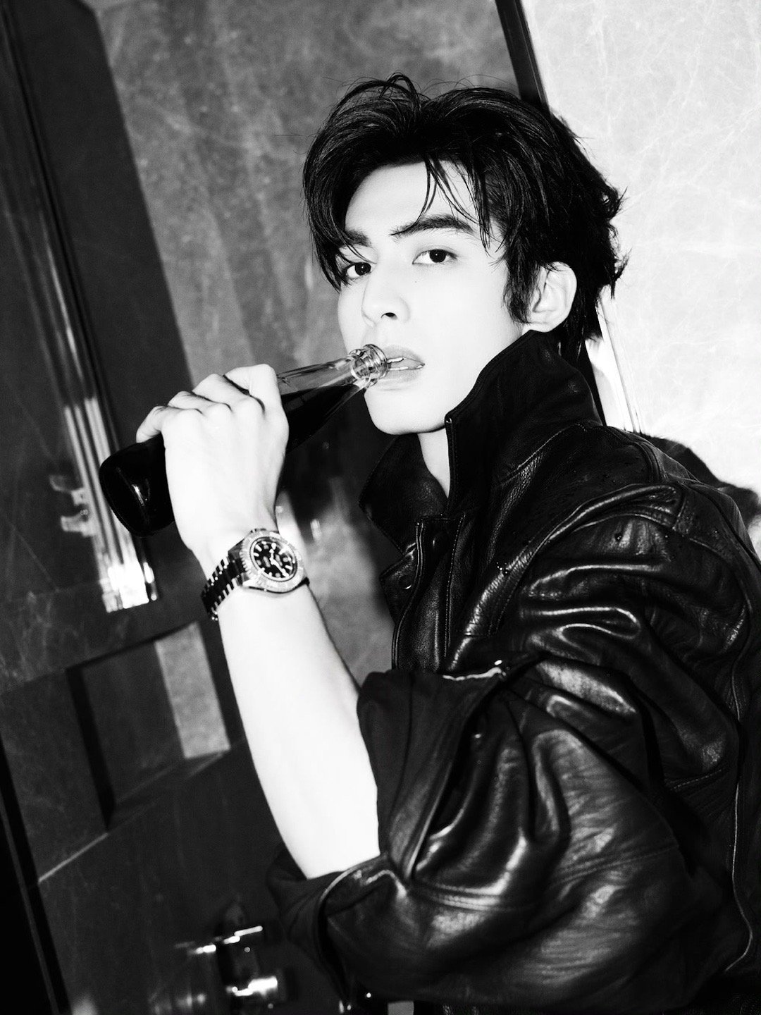 这居然是宋威龙的临场发挥谁懂啊！黑皮夹克一穿直接自带冷感滤镜，松弛状态下的每帧都