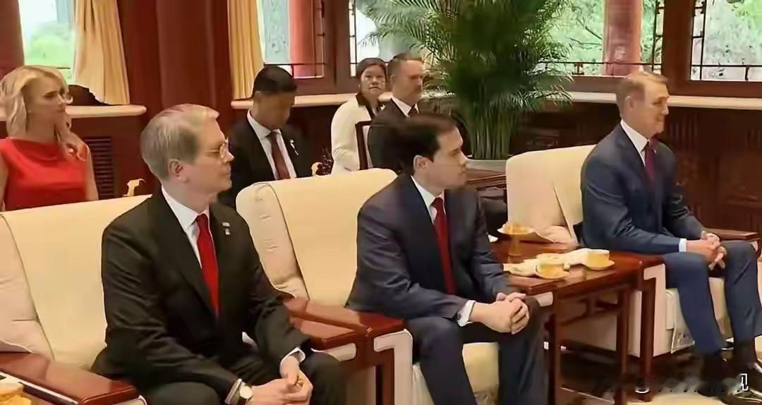 为什么来中国这个坐姿都变了，没有跷二郎腿，没有东倒西歪。美国高官翘二郎腿本不是