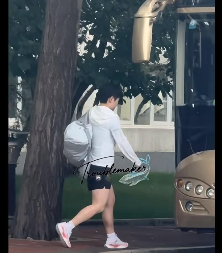 这两宝简直是一模一样！莎莎去上训的时候，背着小白包大步流星的走向大巴车昨天发现头