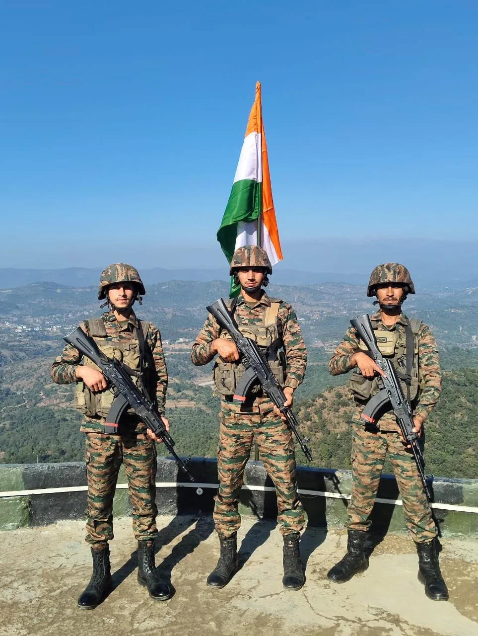 现在印度陆军开始大量装备阿卡203突击步枪