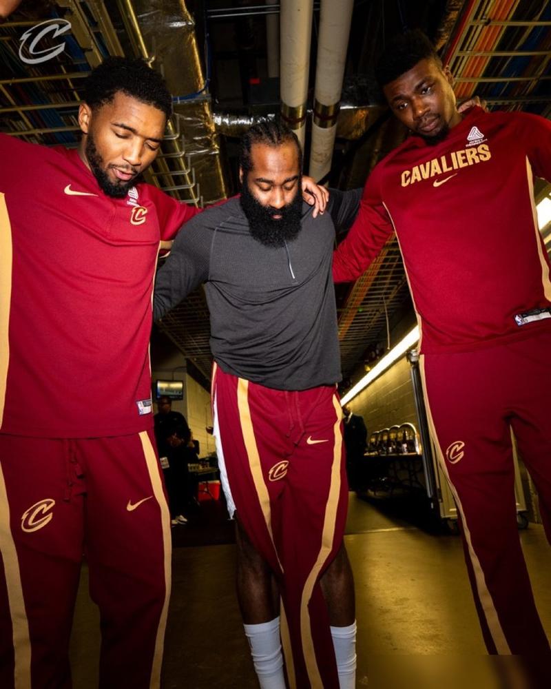 这半个月，哈登数据“缩水”了。场均不到20分，比他巅峰时差远了。但你看仔