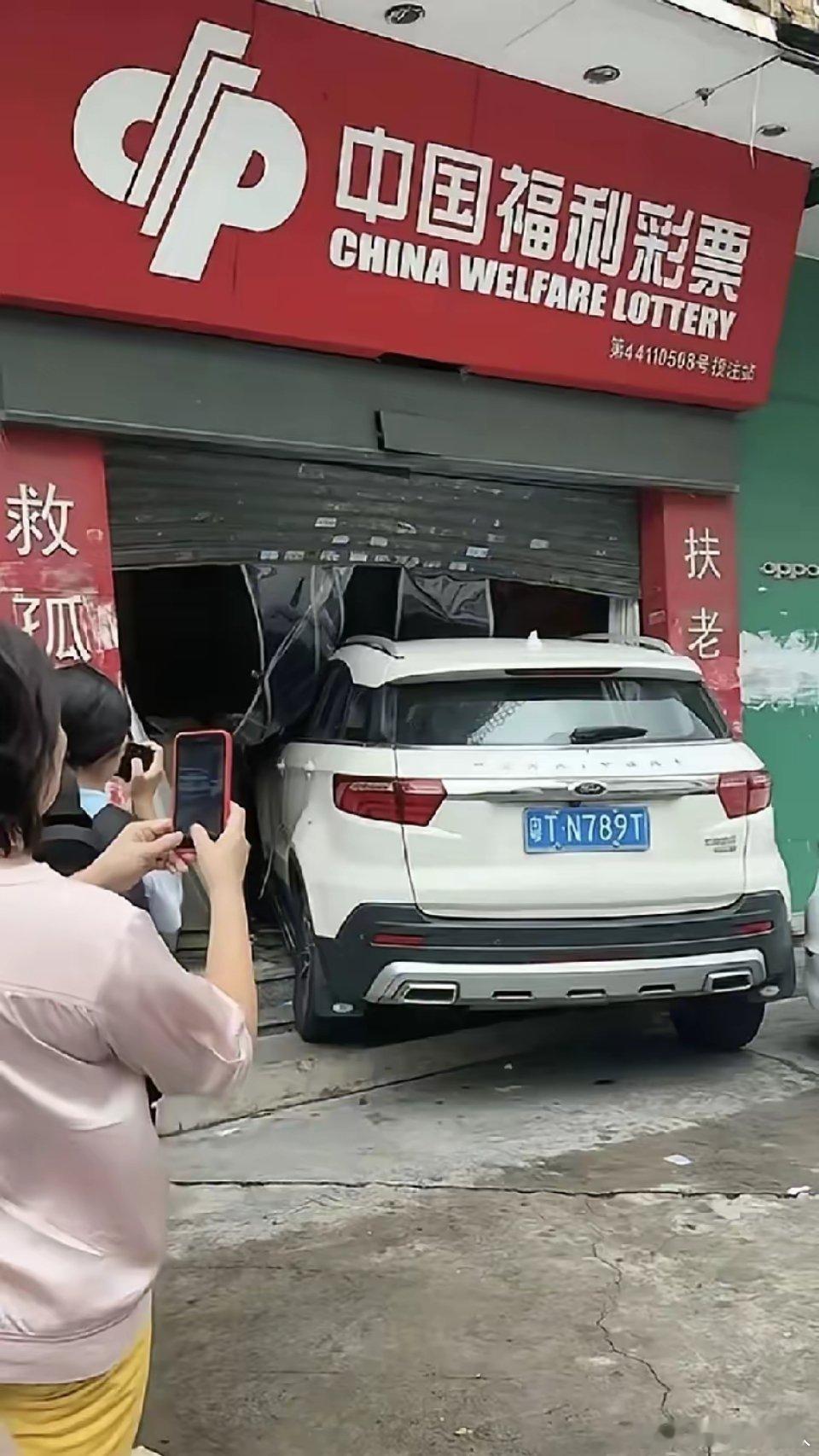 一辆挂着外地牌照的小车，径直开进了中国福利彩票站。连着问了99个人，愣是没人说得
