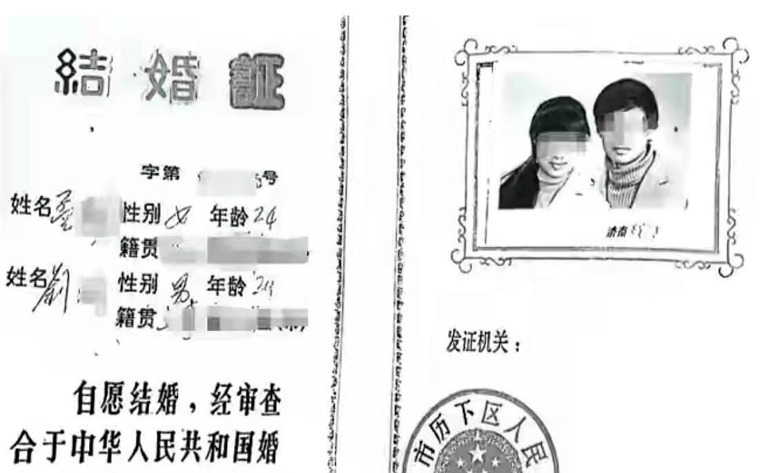 上海青浦一个高端别墅区的故事。一个结婚三十年的女人，推开了自家隔壁那栋别墅的门