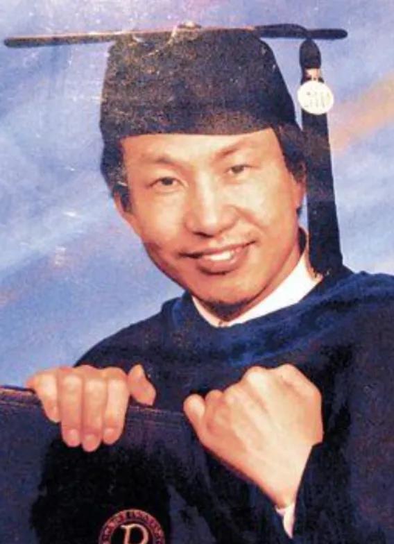 2006年，华裔核物理博士蒋国兵移民加拿大后，为了生存下去，放下了天之骄子的身段