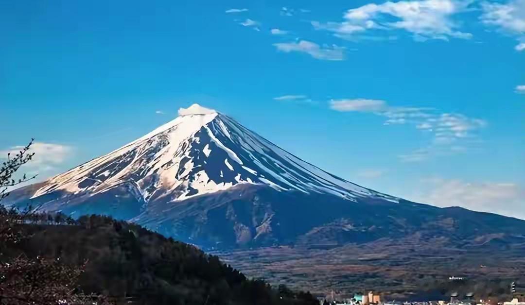 前几天在日本打工的同学回来了，组了一个饭局喊我们去吃饭，我问他：听说日本那边