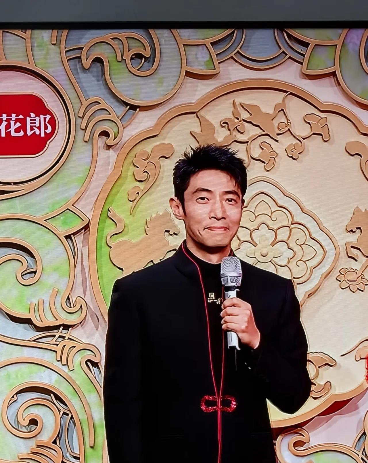 看春晚这几年，我算把央视的用人逻辑琢磨透了。留着撒贝宁，真不是图他那点流量，更