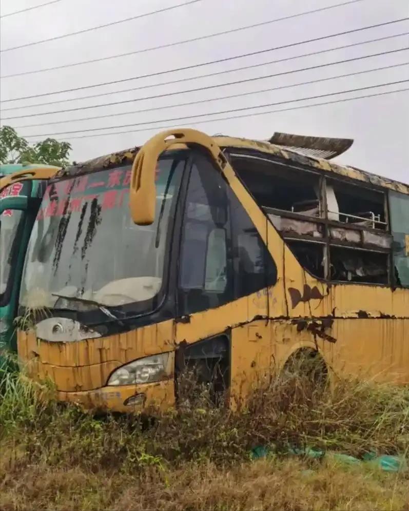 🌞中国为什么要全面禁止卧铺大巴车？因为一旦出事，基本上惨烈到无人生还，而大