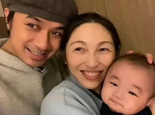 还真是“老蚌生珠”，53岁的古巨基老来得子，2026元旦节官宣二胎儿子出生，最