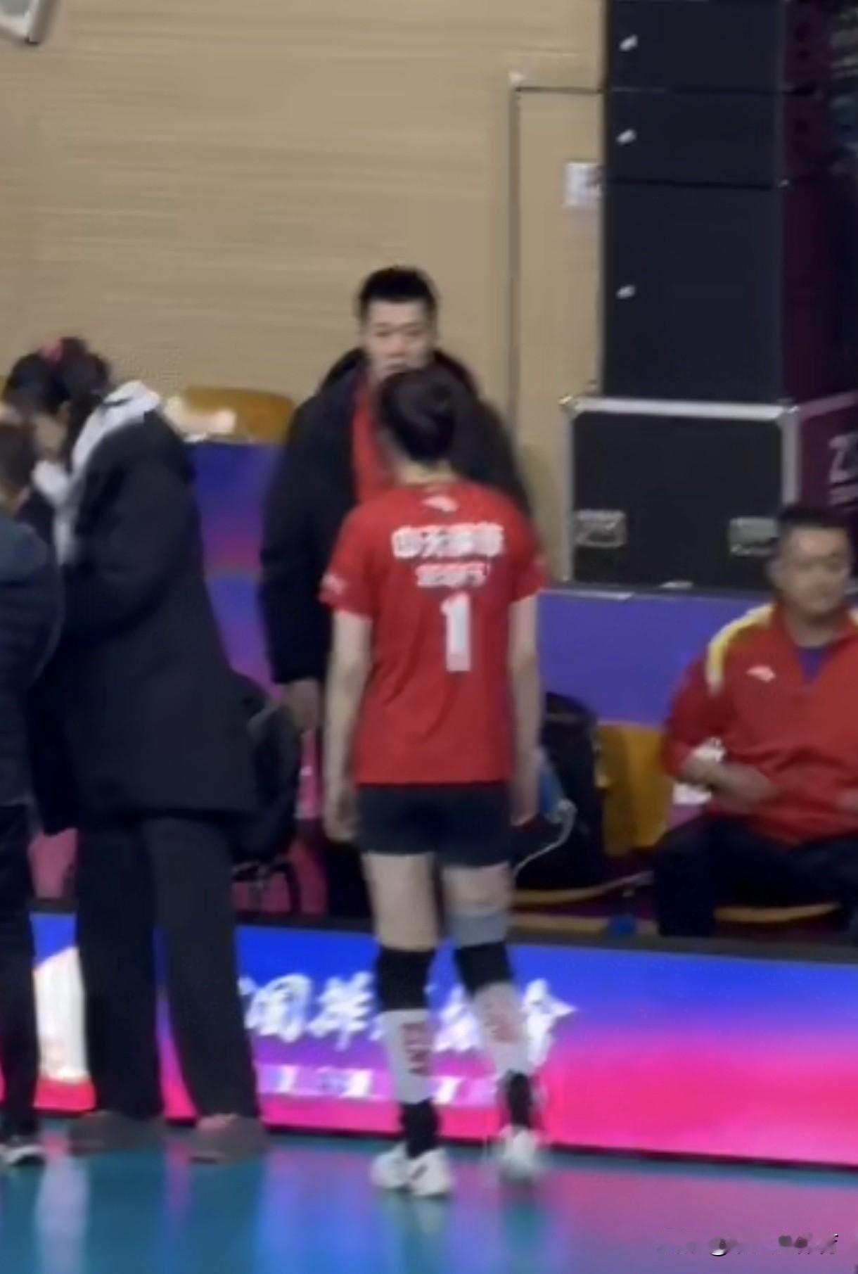 张常宁和张晨兄妹在赛后指导江苏新任主攻范泊宁。范泊宁首次出任江苏女排主力，拿下2