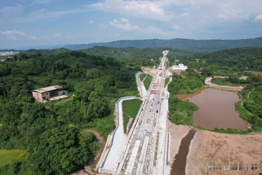 渝万高铁全线无砟轨道完工，通车倒计时7月20日，随着涪陵与巴南交界的长岭