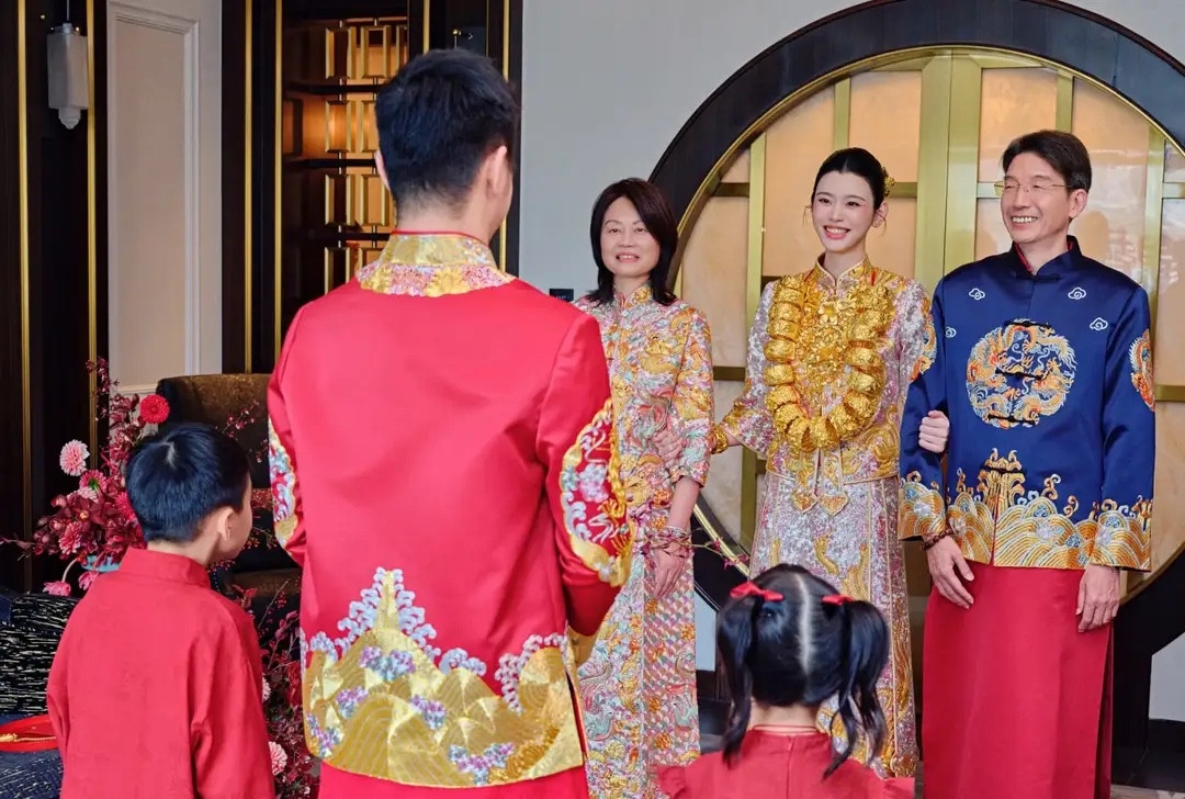 赌王四太出手依旧豪横！奚梦瑶晒出婚礼穿中式禾服照片，她和何猷君的礼服被精心设计，四太和奚梦瑶父母，以