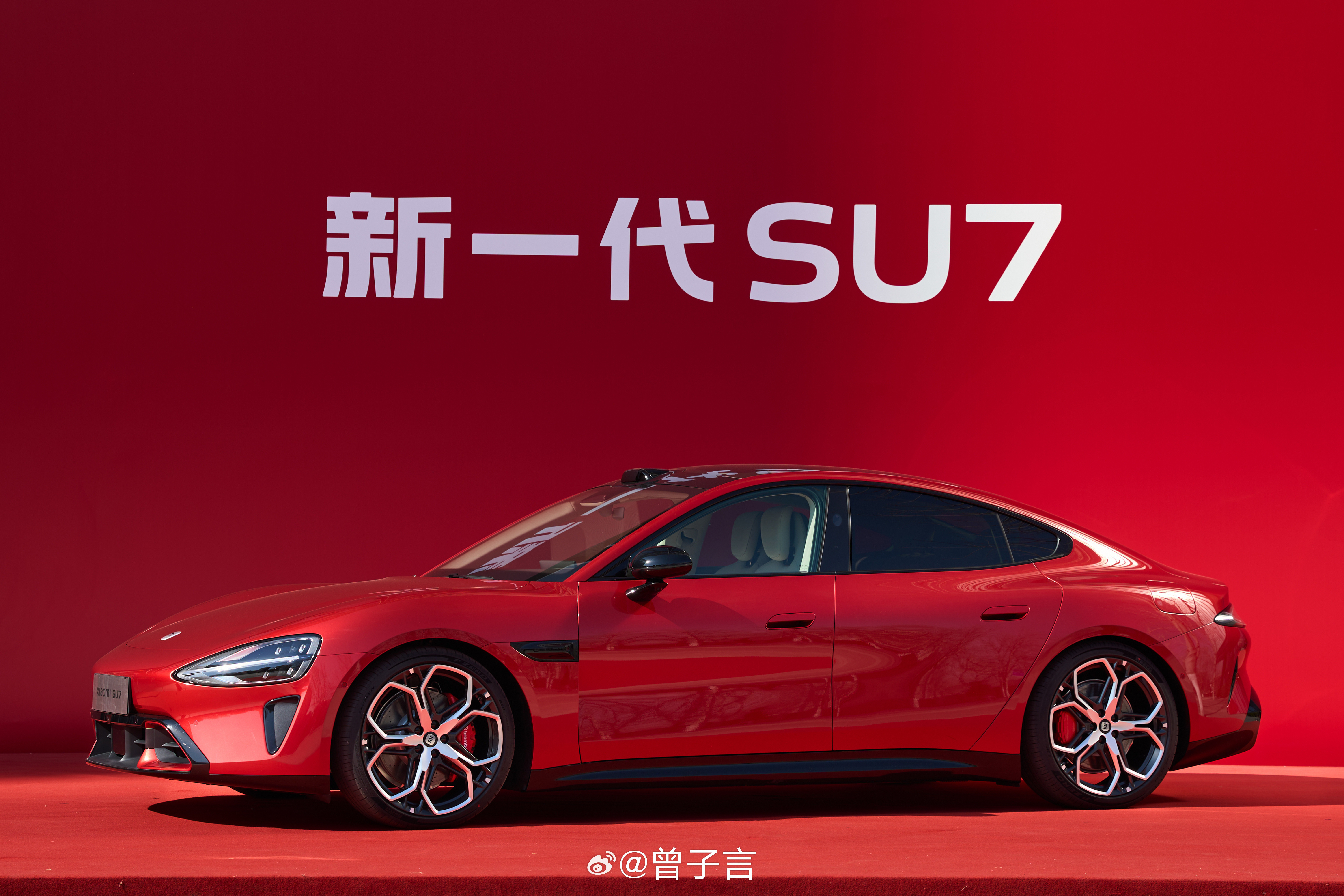 距离初代SU7发布已经过去两年。从首发时仅59家门店可静态品鉴，到如今新