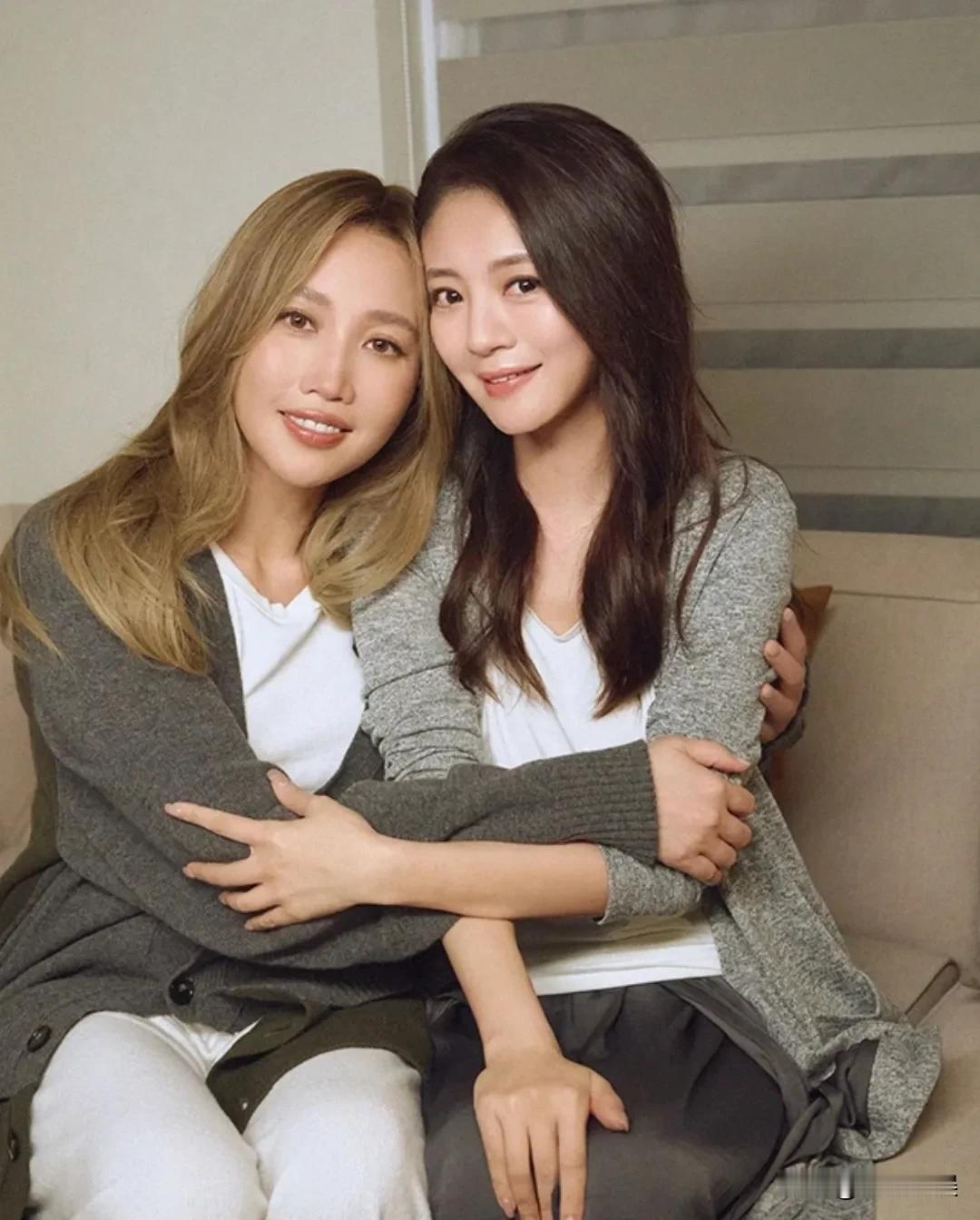 演员安以轩最近低调现身好友黄丽玲的MV，46岁的她，依旧美丽优雅，脸上并没有太多